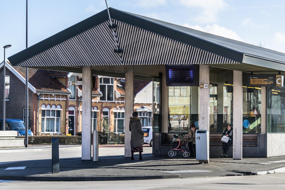 Gestrande passagiers op het busstation op het Tramplein in Purmerend.