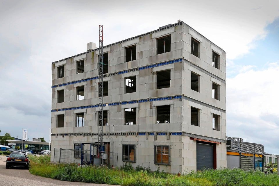 Het onafgebouwde appartementencomplex op bedrijventerrein Witte Paal 308 waarover gemeente en eigenar Mo Assor nu in een mediationtraject zitten.
