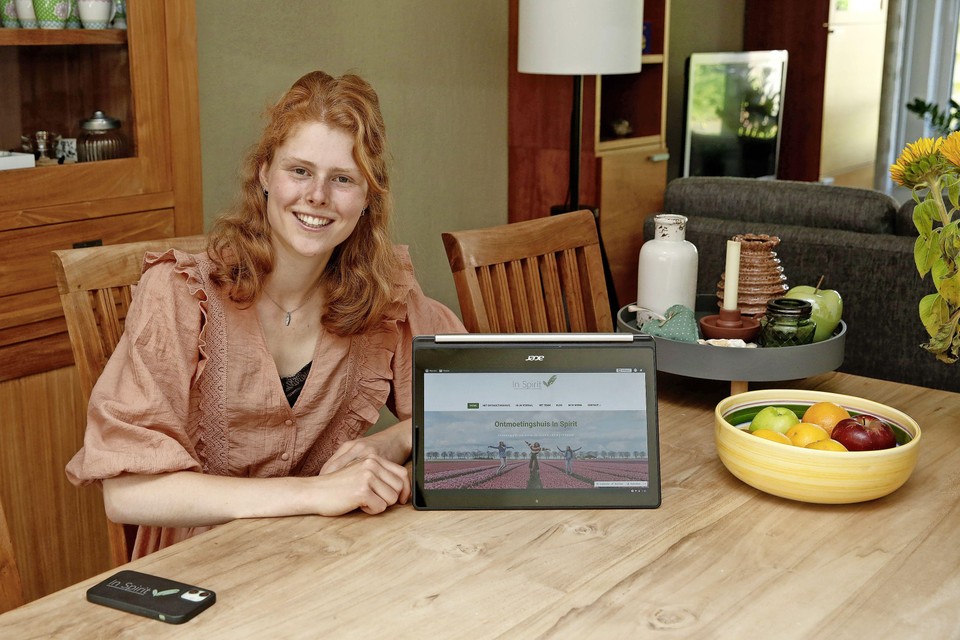 Sanne Everaarts met haar website van Ontmoetingshuis In Spirit.