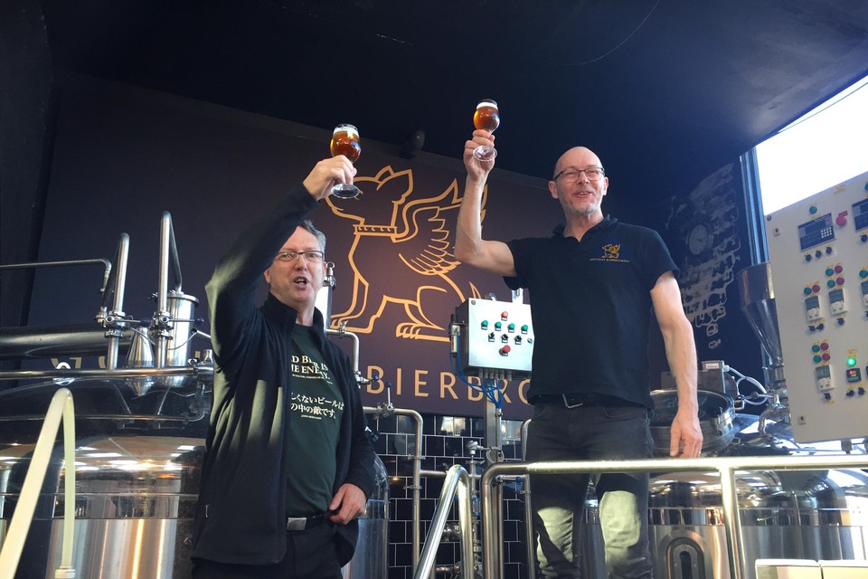 Bierkeurmeester Derek Walsh (l) en brouwer Gijs Troost presenteren de eerste Gooische IPA.