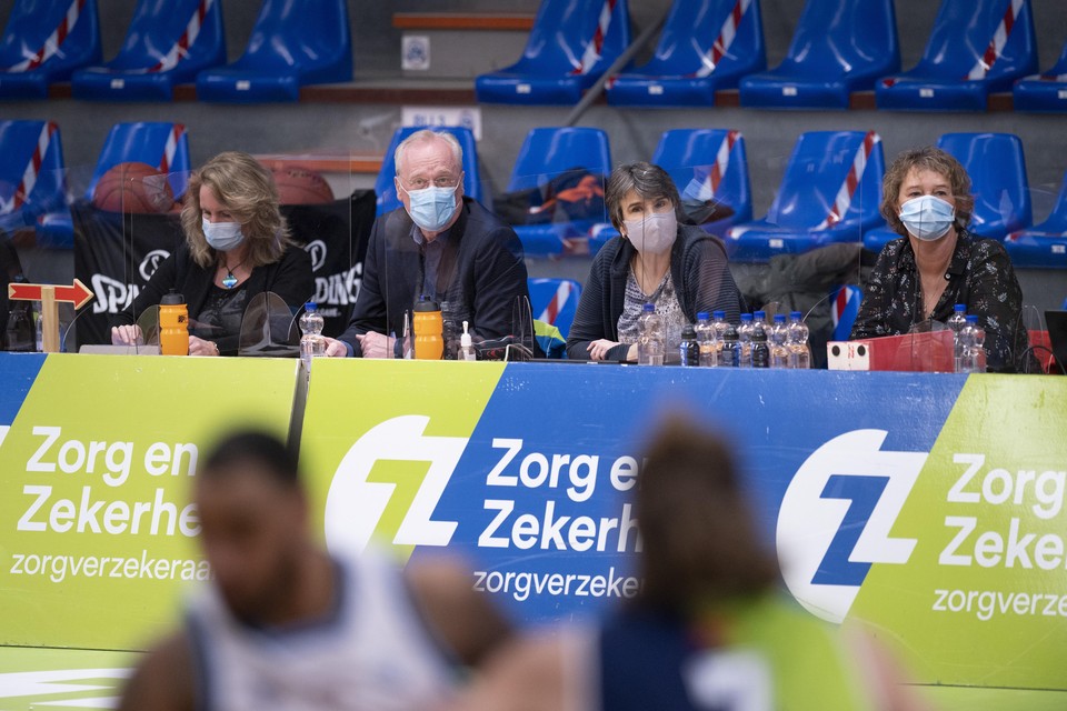 Spatschermen en mondkapjes voor de leden van de jurytafel bij de basketbalwedstrijd tussen Zorg en Zekerheid Leiden en het Groningse Donar.