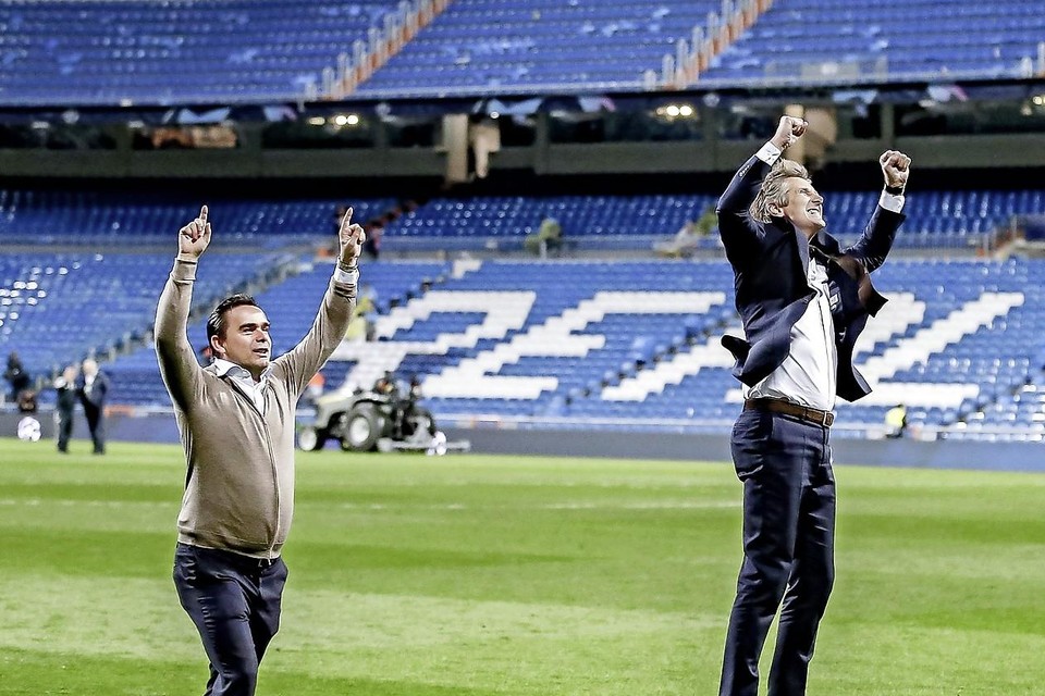 Ajax-directieleden Marc Overmars (l) en Edwin van der Sar vieren hun feestje in Madrid.