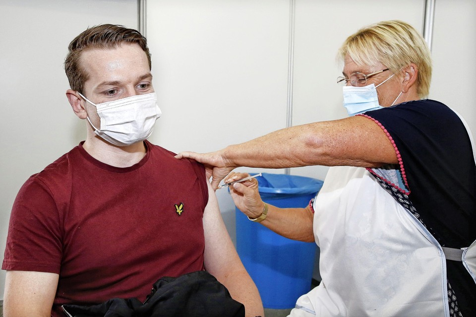 Dyan Kerver (28) uit Soest krijgt zijn vaccinatie in Hilversum van Sylvia Hoogenboom .
