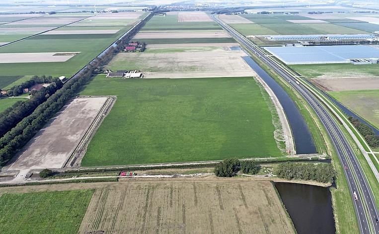 Het gebied tussen Cultuurweg en snelweg A7 in Middenmeer waar het derde datacenter van Microsoft is gepland.