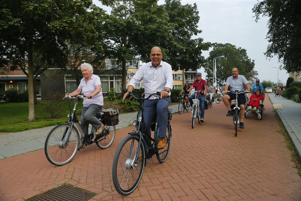 Jan Franx met bewoners op de fiets door de gemeente Koggenland.