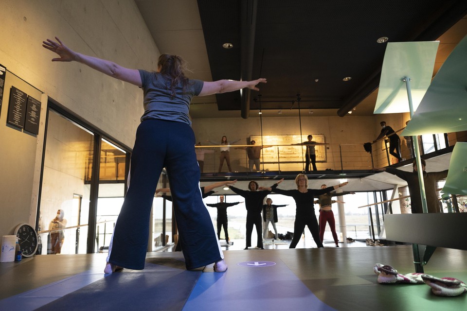Yogainstructeur Lizette is blij de les te kunnen geven in het Zaans Museum.