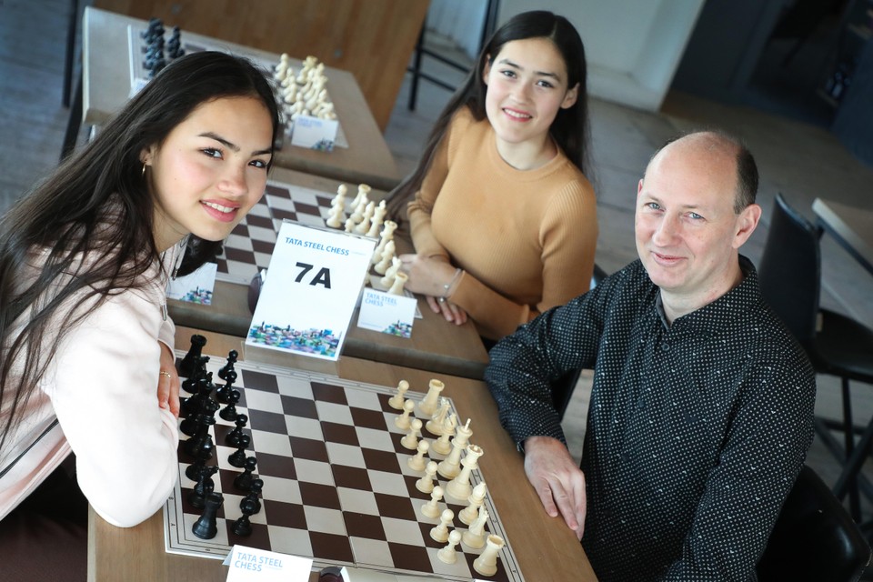 Amelia Jonkman (links), Sophia Jonkman en Harmen Jonkman samen aan het schaakbord in Wijk aan Zee. ,,Ze zijn vrij om hun eigen keuzes te maken, als ze willen s’’toppen vind ik dat uiteraard ook prima’', zegt vader.