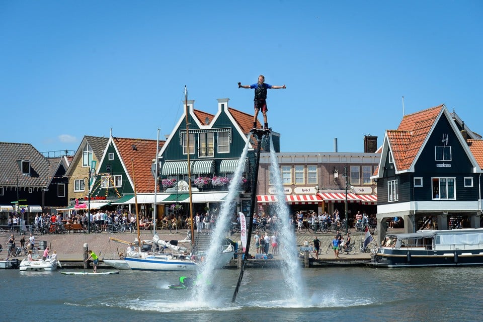 Flyboarding en suppen (linksonder) in de haven van Volendam