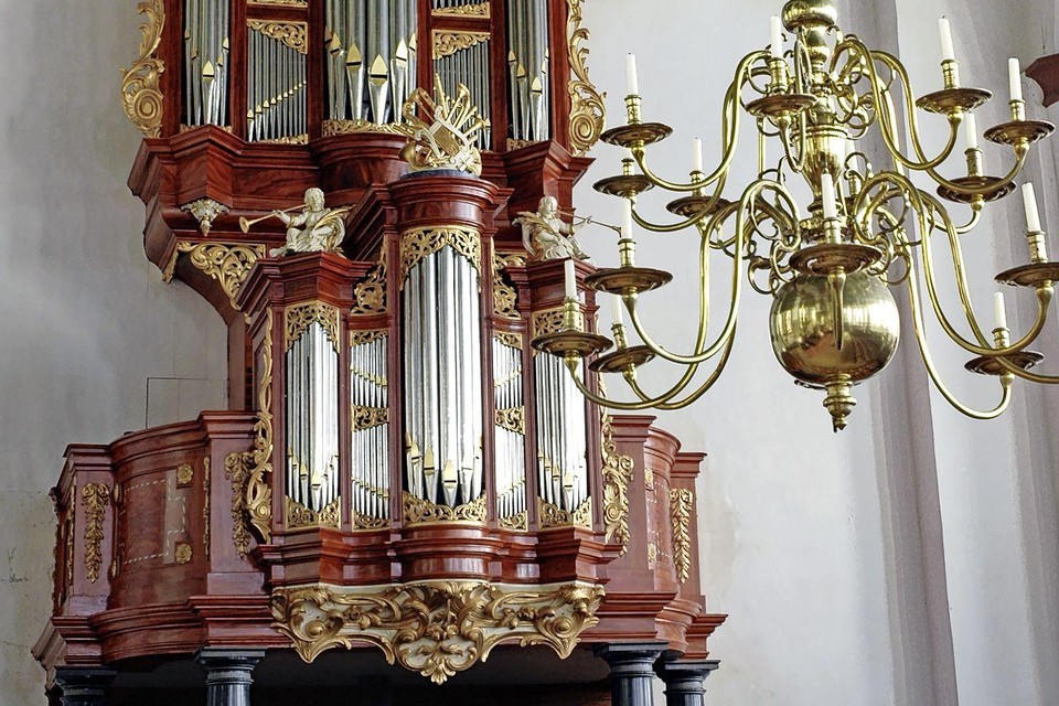 Het jarige orgel. De inzet laat het wapenschild van Pieter Backer zien met het jaartal 1671.