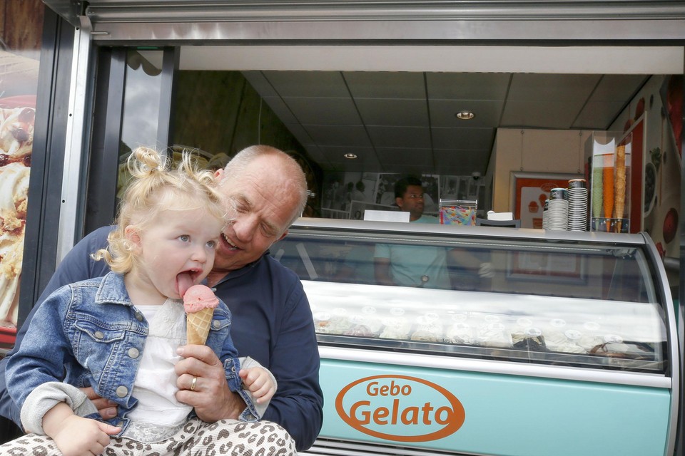 Nieuwe ijssalon Gebo Gelato met Piet-Hein de Boer en zijn kleindochter Olivia.