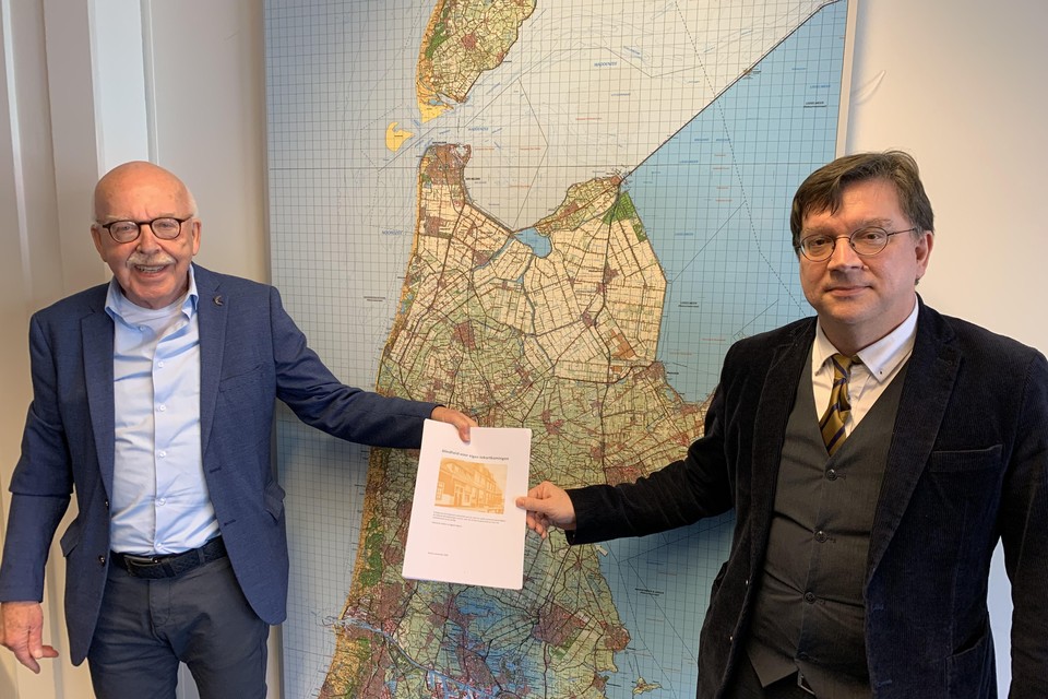 Historici Egbert Ottens (links) en Raymund Schütz met hun onderzoeksrapport over het joods vastgoed in Hoorn.