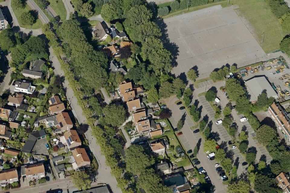Achter de huizen aan de Weel (centraal op de foto) ligt het parkeerterrein met erboven het evenemententerrein Pelmolenpad.