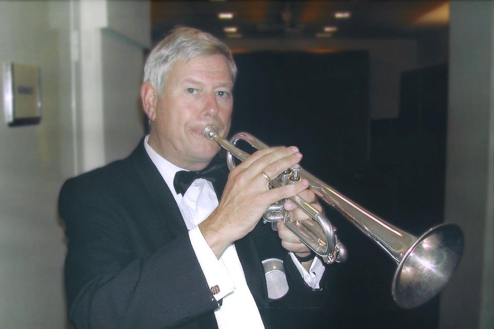 Dick Jonker op zijn trompet.