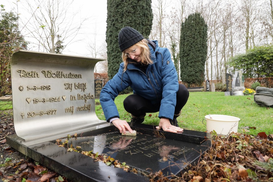 Joke Koolhaas reinigt de grafplaat van haar tante Hillie Koolhaas in Venhuizen: ,,Ze was als een tweede moeder voor me.’’