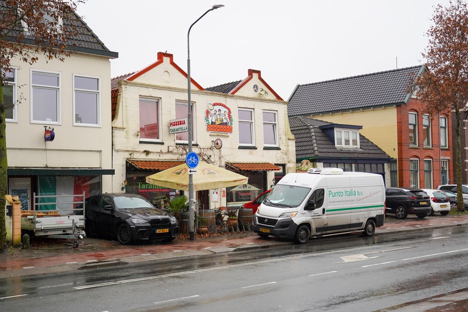 Tarantella aan de Wandelweg in Wormerveer met links de nieuwe plek voor het restaurant.