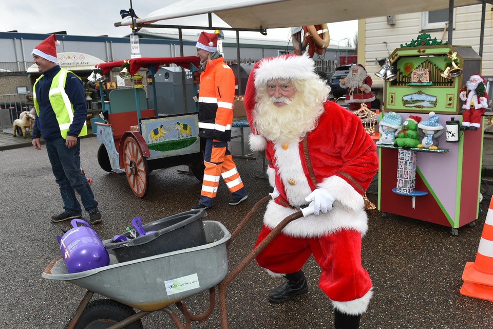 mineraal diepte Pas op Een dansende kerstman bezoekt het afvalstation in Castricum. 'Iedereen kan  in een pak lopen, maar je moet er wel wat van maken' | Noordhollandsdagblad