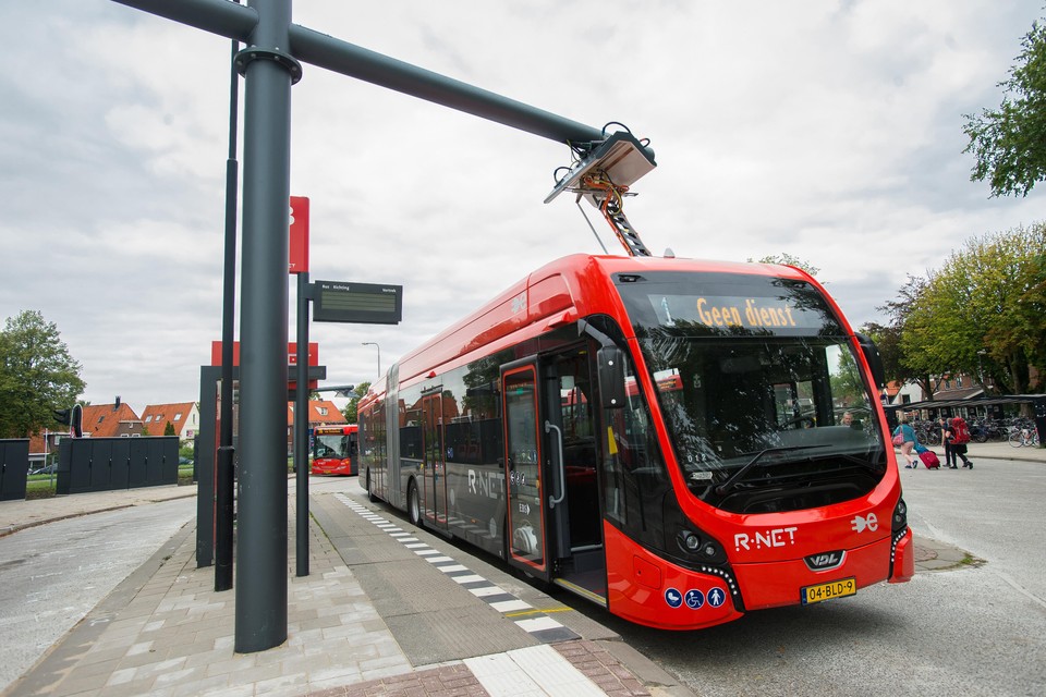 Een elektrische EBS-bus wordt opgeladen in Edam.