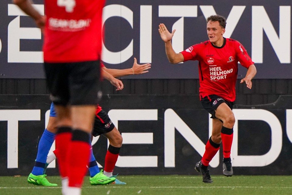 Martijn Kaars viert zijn doelpunt voor Helmond Sport tegen Jong AZ.