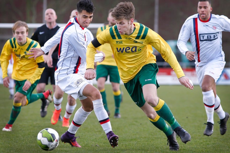 Mike Adrichem in actie voor FC Uitgeest. De aanvaller keert terug bij de geelgroenen en hij neemt zijn broer Danny mee.