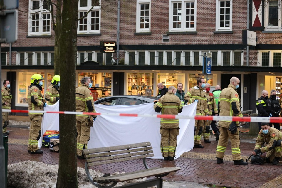 Hulpdiensten hebben het slachtoffer in Bergen nog geprobeerd te reanimeren.
