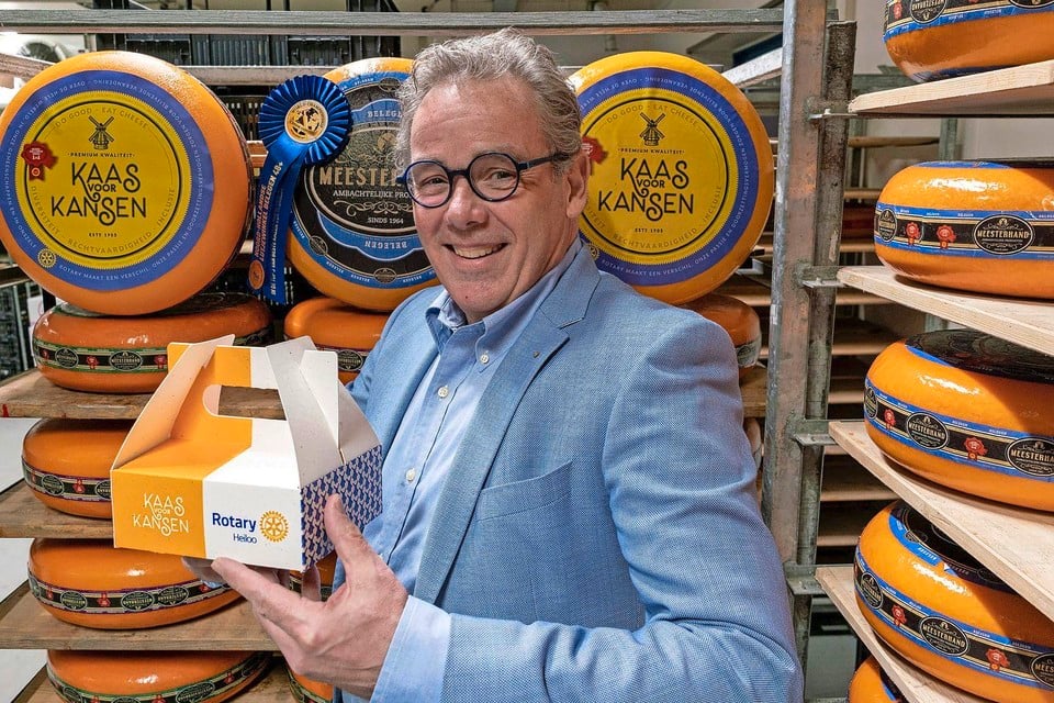 Jeroen Schouten temidden van de kazen uit Lutjewinkel met de cadeauverpakking van tulpenbollenpapier.
