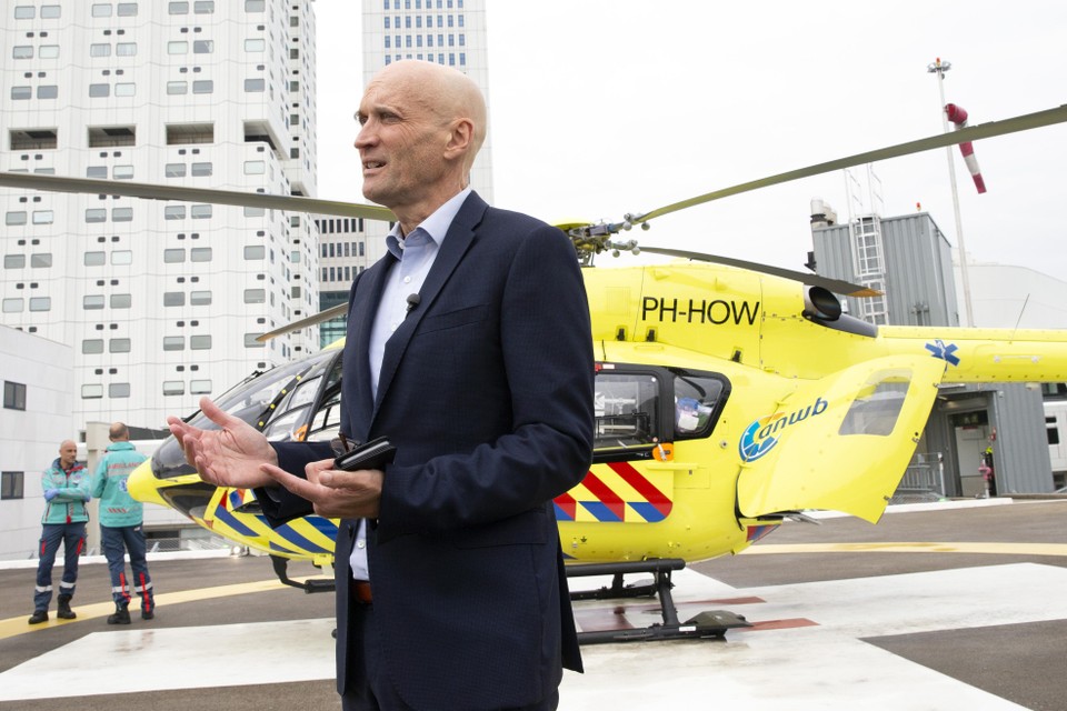 Ernst Kuipers, voorzitter van het Landelijk Netwerk Acute Zorg, staat vanaf het helikopterdek van het universitair ziekenhuis Erasmus MC de pers te woord.