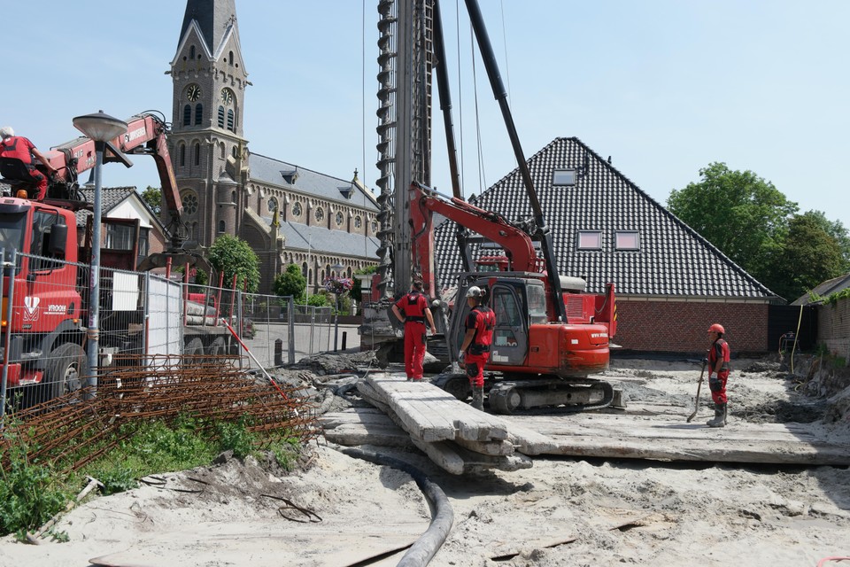 De palen voor de nieuwbouw aan de Dorpsstraat werden geboord om schade aan omliggende panden te voorkomen.