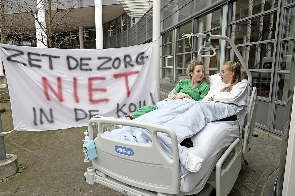 Protesterende verpleegkundigen in het Dijklander Ziekenhuis.