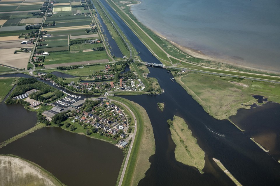 Van Ewijcksluis vanuit de lucht gezien en één van de kernen die sinds 2012 deel uitmaakt van de gemeente Hollands Kroon.