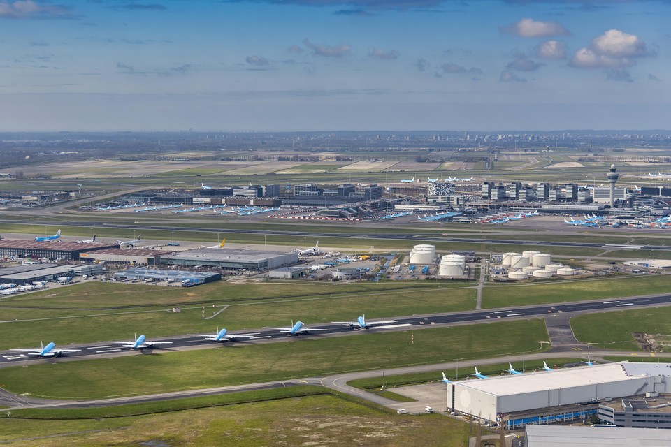 Het luchtruim leeg en Schiphol vol geparkeerde vliegtuigen.