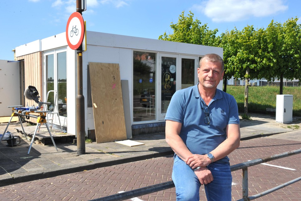 Remco Natzijl bij zijn kiosk in Velsen.Noord.