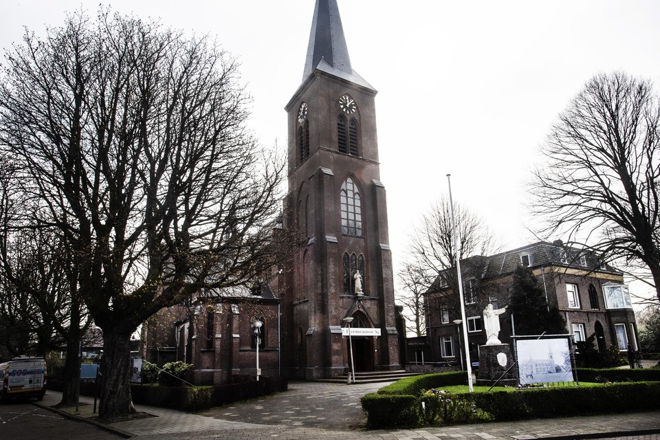 Volgens het Wijkcomité Driehuis leent de pastorie (gebouw rechts naast de Engelmunduskerk) zich uitstekend voor appartementen.