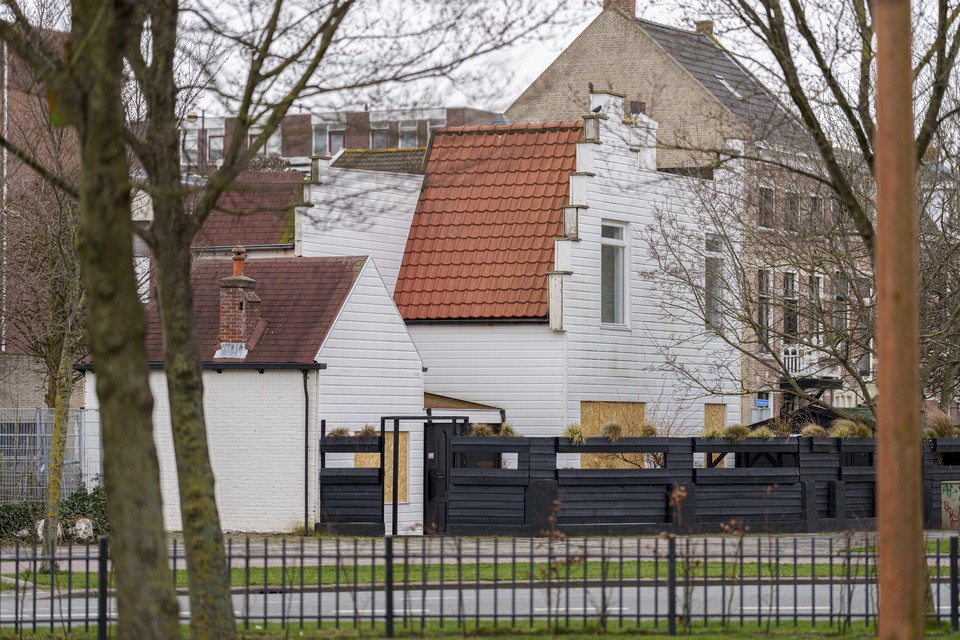 Het witte hoekhuis is ook gekocht door Woningstichting.