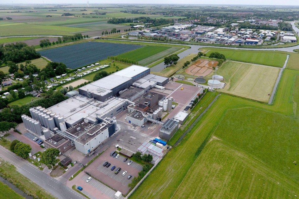 De fabriek van FrieslandCampina in Lutjewinkel met op de achtergrond industrieterrein Winkelerzand, aan de andere kant van Kanaal Omval-Kolhorn. „In toekomst kunnen bedrijven onderling energie uitwisselen of gezamenlijk opslaan.”