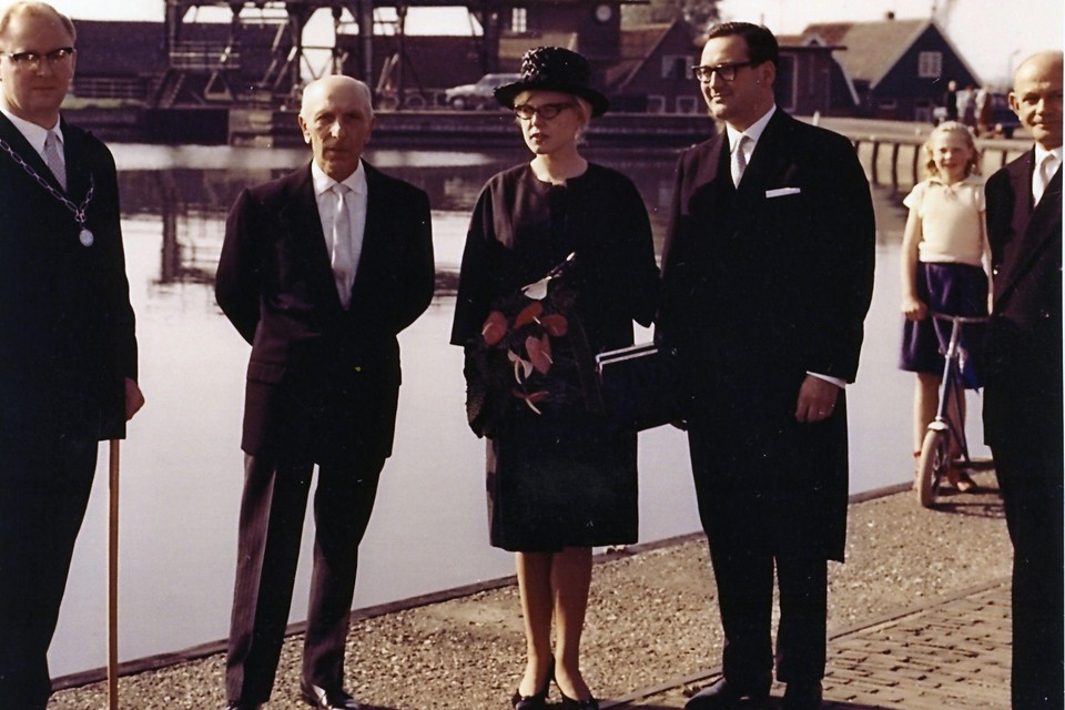 Bij de start als burgemeester: Jan Stuifbergen en zijn vrouw Ans worden in 1965 onthaald bij De Kolk in Bovenkarspel.