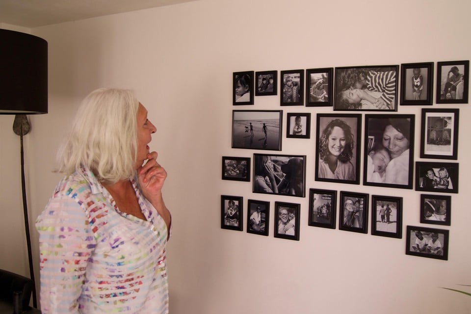 Antoinette van de Water (69) met foto’s van haar dochter en Gambia.