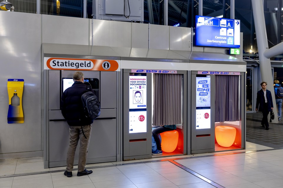 Reizigers kunnen hun flesjes inleveren bij een nieuwe statiegeldautomaat op Uitrecht CS en krijgen het statiegeld via een tikkie op hun rekening.