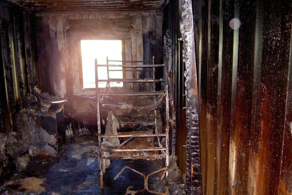 De verwoeste cel elf waar de brand begon.