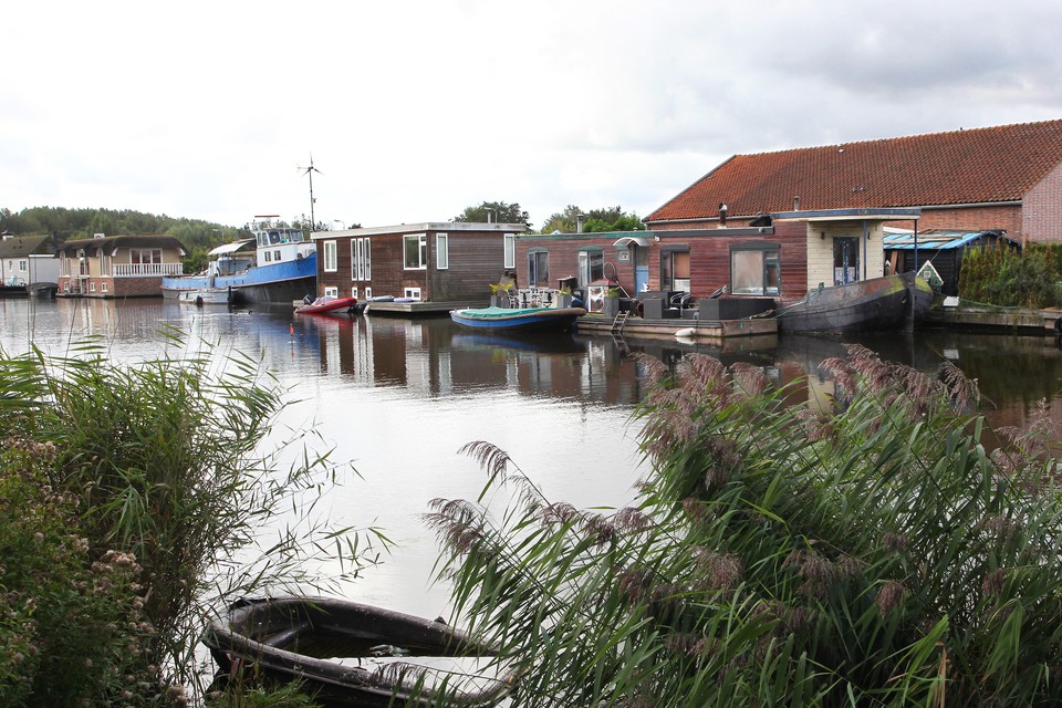 Woonboten in Zijkanaal B. Rechts de woonboot van Stefan Frenkel Frank met op de wal de B&B.