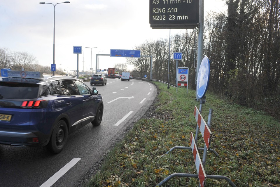 Bij de afslag naar de Velsertunnel en Haarlem blijft een rijstrook voorlopig dicht.