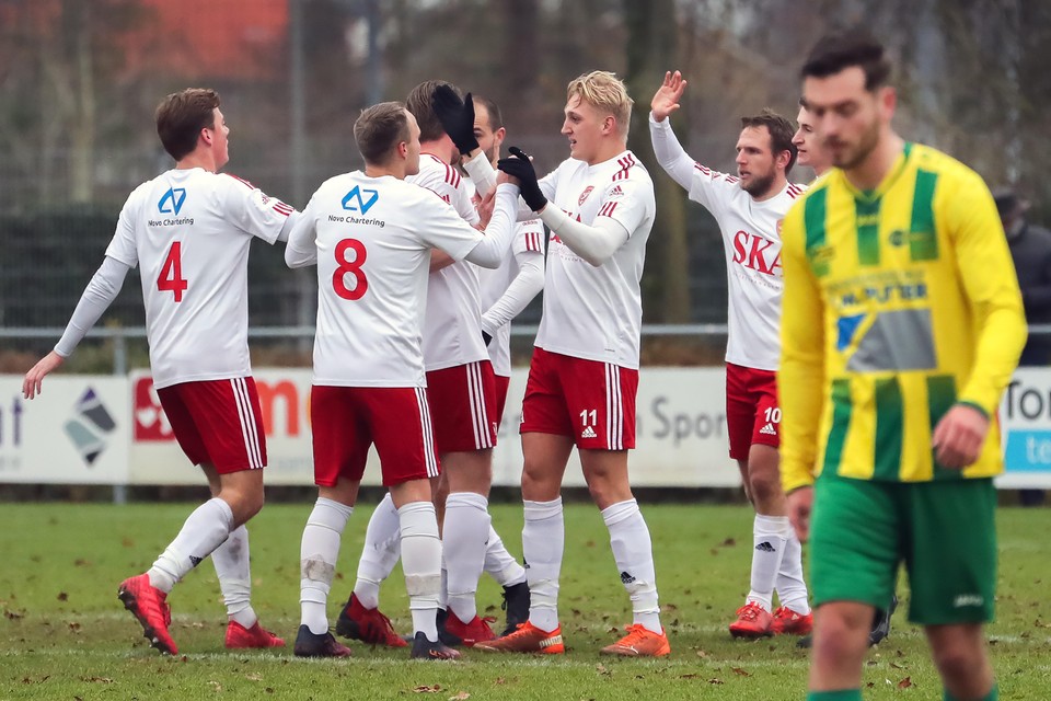 IVV viert een feestje na weer een doelpunt tegen FC Uitgeest.