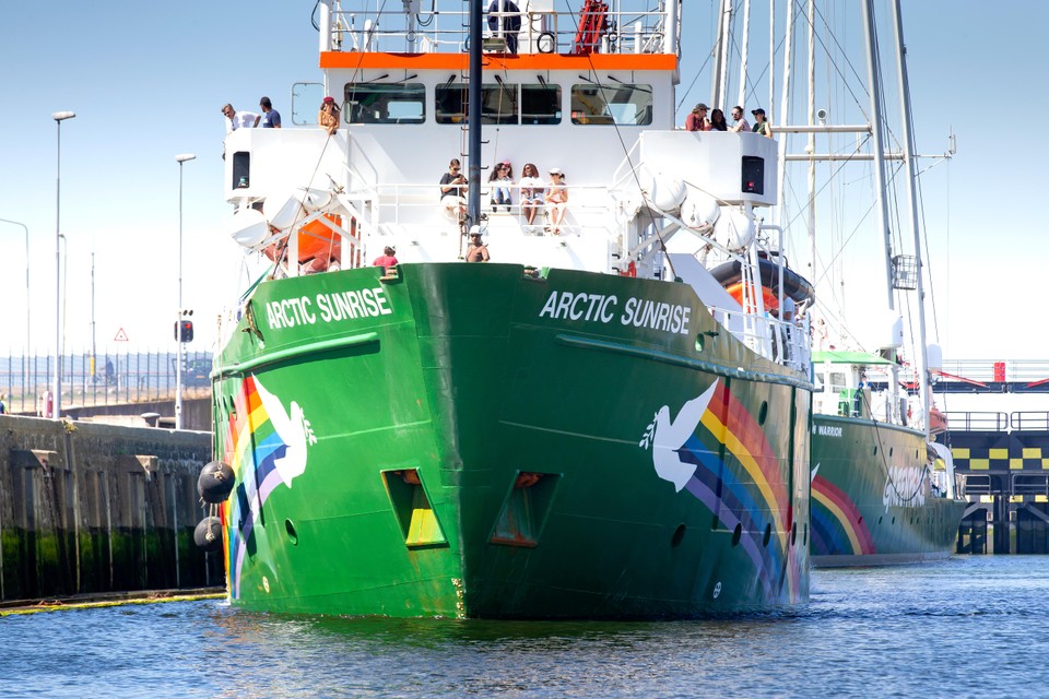 Greenpeaceschepen Rainbow Warrior en Arctic Sunrise op weg van IJmuiden naar Amsterdam, waar ze zaterdag en zondag voor bezoekers toegankelijk waren.