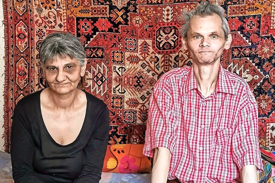 Joszef en Anna, getekend door de honger, gefotografeerd in de afgelopen zomer. Er is nu meer geld voor eten, maar hun woonsituatie is nog steeds schrijnend.
