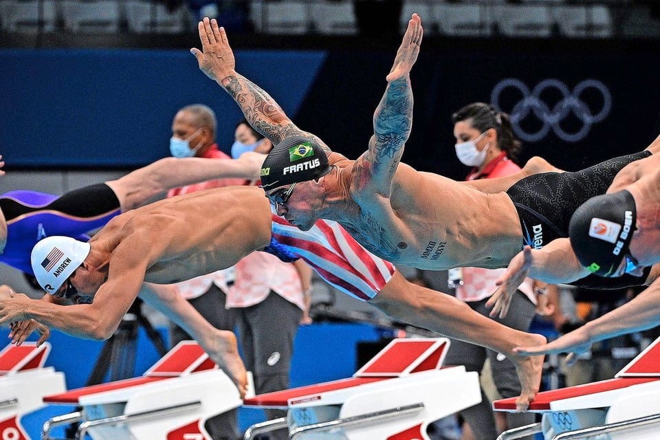 Thom de Boer (rechts) duikt tijdens de 50 meter op Olympische Spelen.