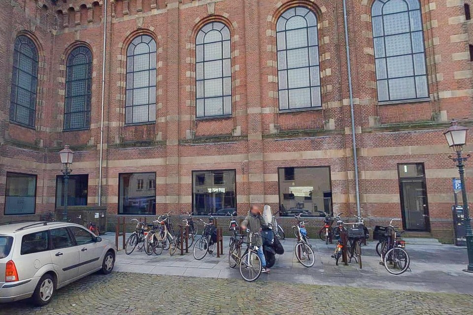Aan de zuidzijde van de Grote Kerk is ruimte voor fietsen, maar op piekmomenten is dit lang niet voldoende.