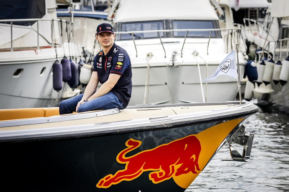 Max Verstappen arriveert per boot in de paddock in aanloop naar de Grote Prijs van Monaco.