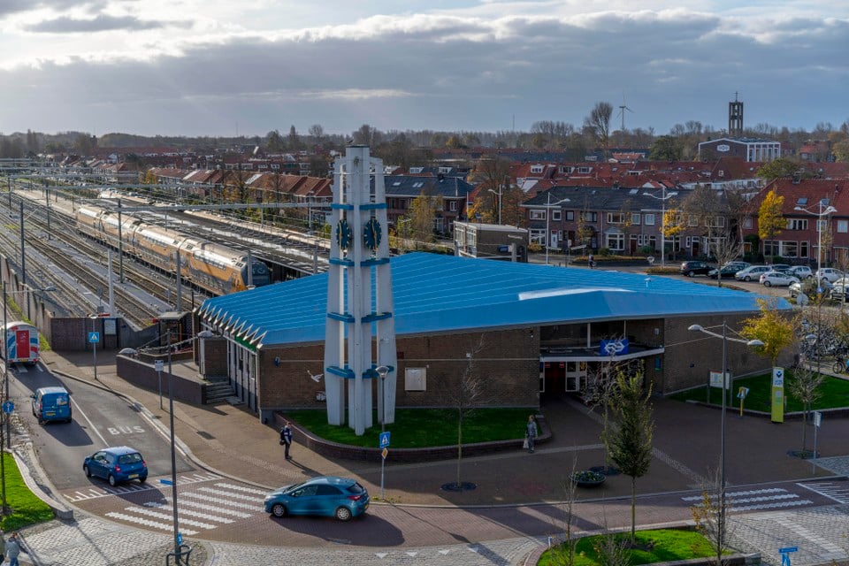 Het blauwe dak van het NS-station in Den Helder