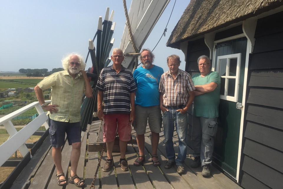 Vrijwilligers van molen De Herder. Vlnr: Rob van Begen, Piet Goverse, Fons de Jonge, Hans Gulij en Hans Koenis.