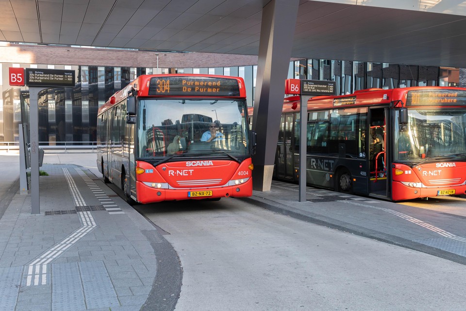 De halte van de R-bussen vanuit Purmerend bij Station Noord in Amsterdam.