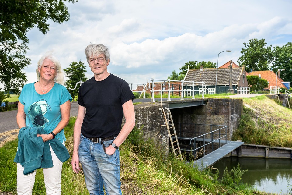 Marga Kuperus en Jan Willem Tellegen van de Stichting Dorpsbelangen Schardam bij één van de sluisjes in het dorp.